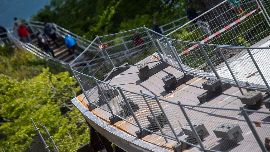 Besucher-gehen-an-der-Aussichtsplattform-Koenigsstuhl-entlang