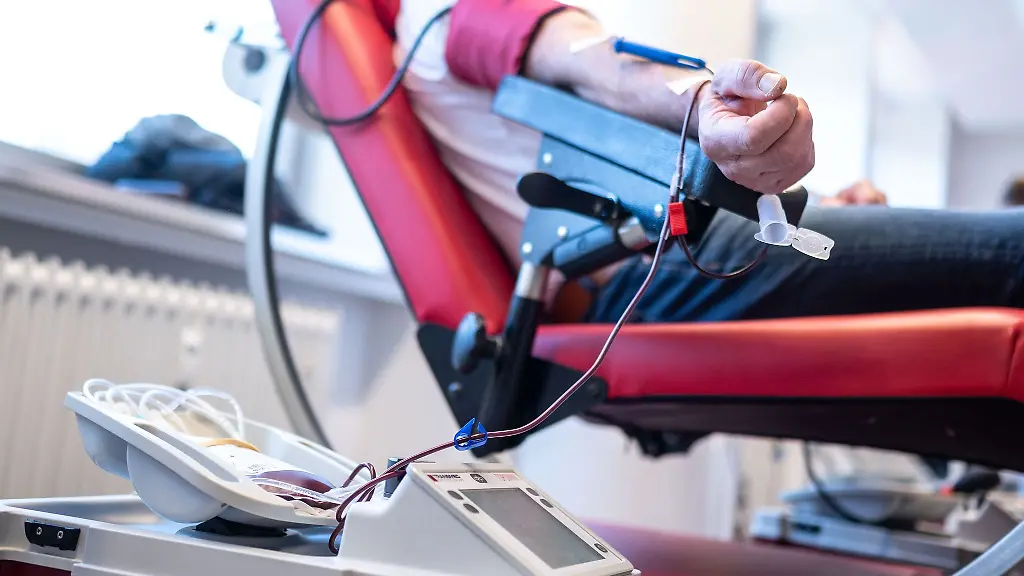 Eine-Blutkonserve-liegt-in-einem-Blutspendezentrum-auf-einer-Waage