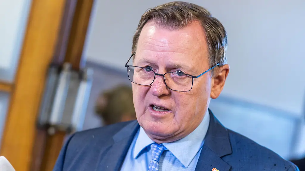 Bodo-Ramelow-Die-Linke-Ministerpraesident-von-Thueringen-spricht-mit-Medienvertretern