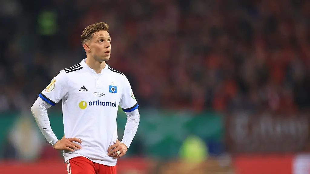 Hamburgs-Sonny-Kittel-steht-auf-dem-Platz