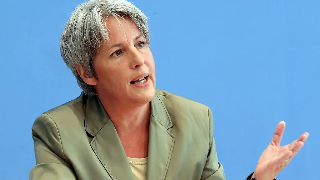 Kerstin-Claus-Missbrauchsbeauftragte-der-Bundesregierung-spricht-waehrend-einer-Pressekonferenz