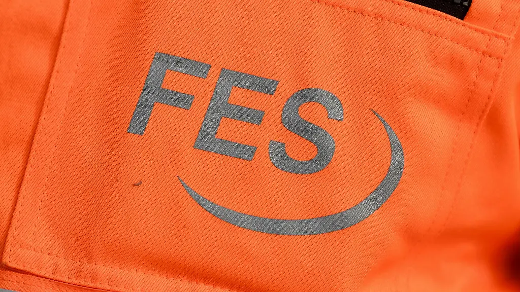 Das-Logo-der-Frankfurter-Entsorgungs-und-Service-GmbH-FES-steht-auf-einer-Uniform