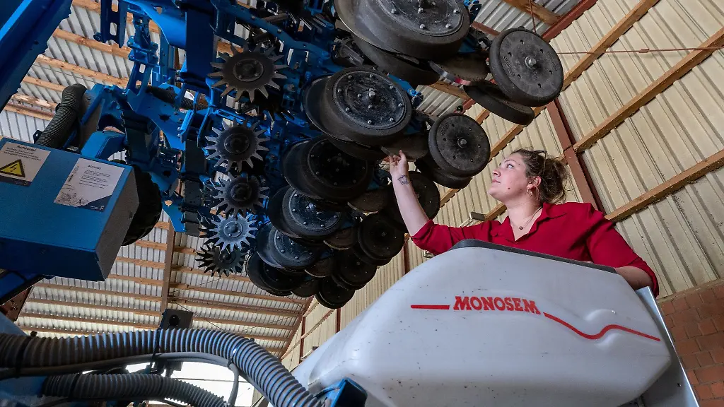 Marie-Saudhof-arbeitet-auf-dem-Bauernhof-ihres-Vaters-in-Koennern