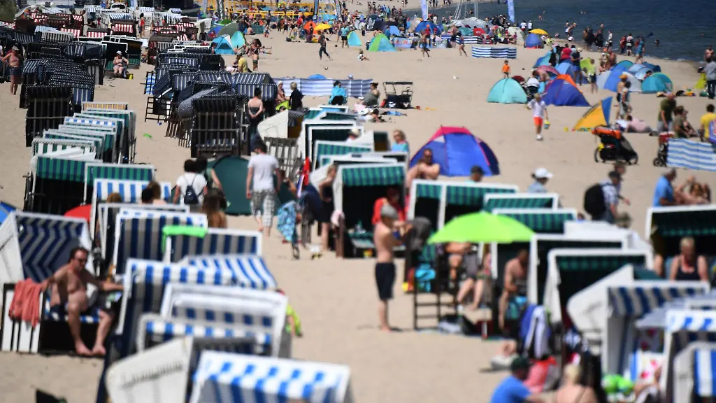 Urlauber-und-Tagesgaeste-nutzen-das-sonnige-Wetter-am-Strand-auf-der-Ostseeinsel-Usedom