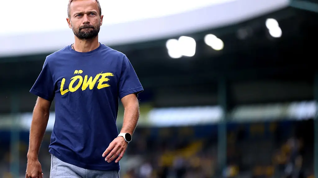 Braunschweigs-Trainer-Michael-Schiele-kommt-ins-Stadion