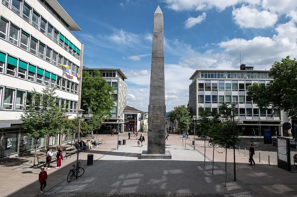 Der-Obelisk-von-Kuenstler-Olu-Oguibe-in-der-Treppenstrasse