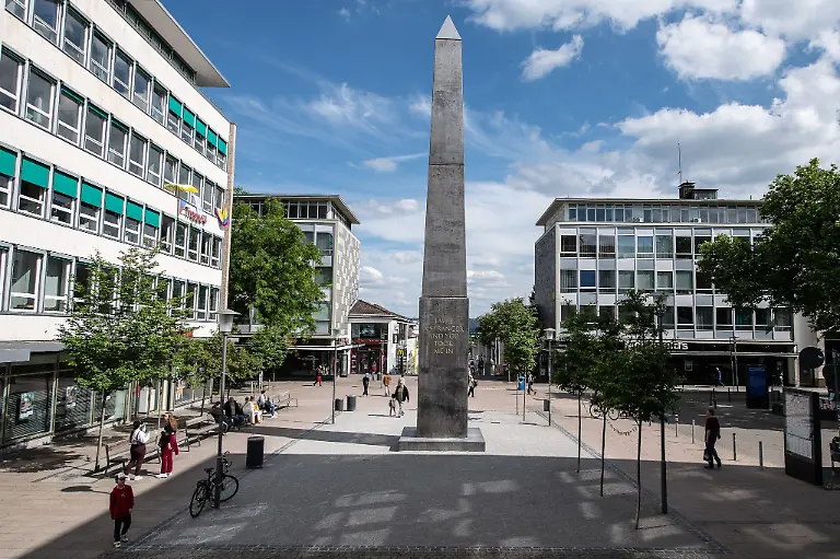 Der-Obelisk-von-Kuenstler-Olu-Oguibe-in-der-Treppenstrasse