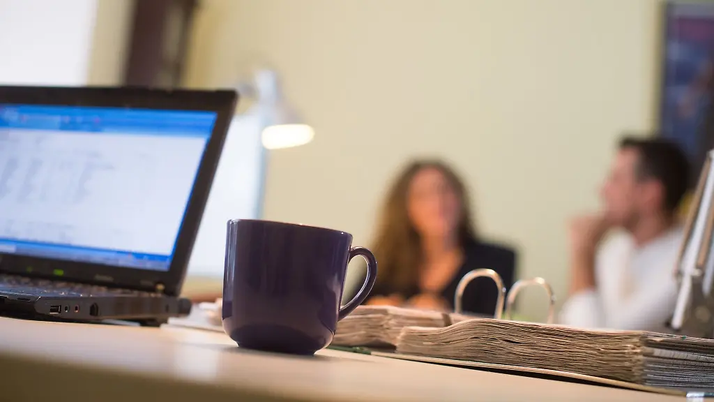 Wer-den-ganzen-Tag-vor-dem-Bildschirm-sitzt-sollte-die-Pause-nutzen-um-sich-zu-bewegen-Das-kann-beispielsweise-ein-Spaziergang-an-der-frischen-Luft-sein