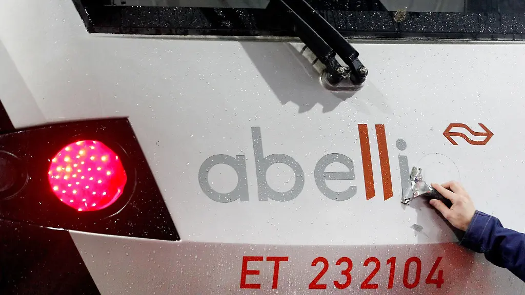 Ein-Mitarbeiter-der-DB-Regio-entfernt-den-Schriftzug-Abellio-von-einem-Nahverkehrszug