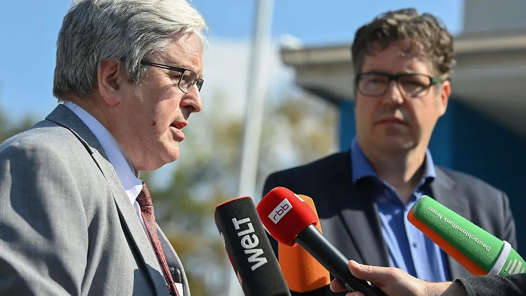 Joerg-Steinbach-l-spricht-bei-einer-Pressekonferenz