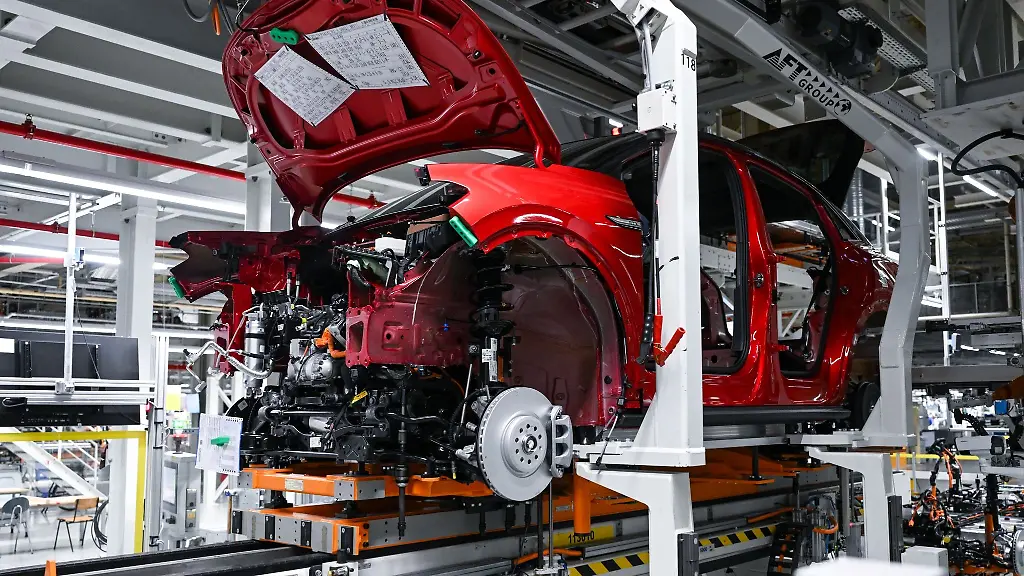 Ein-Elektroauto-laeuft-ueber-die-Linie