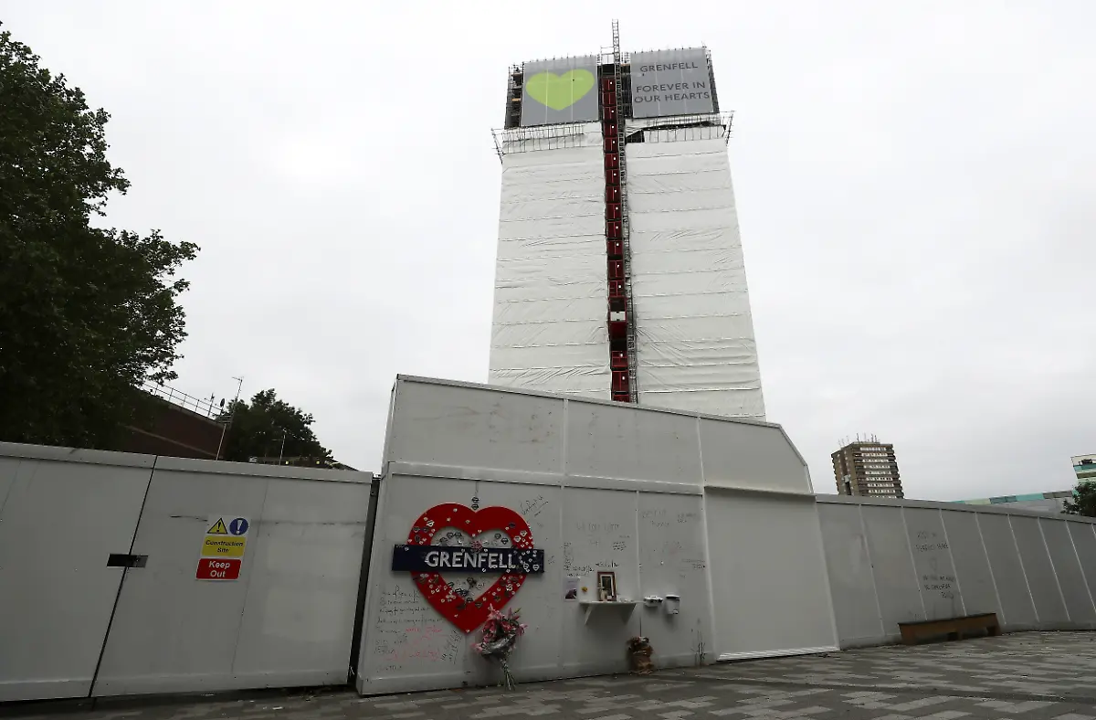 2018-06-08T092951Z-172441899-RC12EA289130-RTRMADP-3-BRITAIN-FIRE