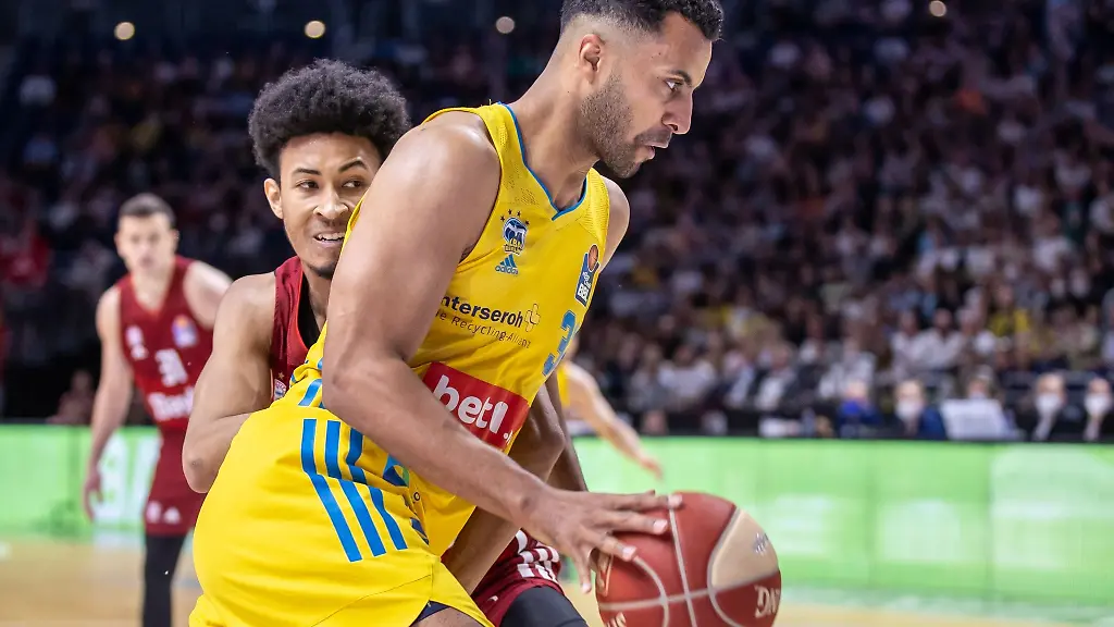 Albas-Johannes-Thiemann-r-kaempft-gegen-Jason-George-von-Bayern-Muenchen-um-den-Ball