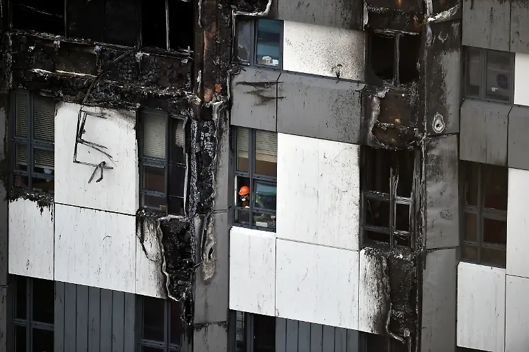 2017-06-16T132220Z-678699780-RC1F78AAFC00-RTRMADP-3-BRITAIN-FIRE