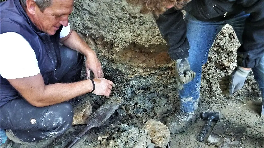 Experten-des-Landesamt-fuer-Umwelt-Roland-Eichhorn-und-Thomas-Viertler-entnehmen-im-Lattengebirge-bei-Bad-Reichenhall-Proben-der-Gesteinsschicht-In-den-Schichten-sind-Staeube-aus-einem-Asteroideneinschlag-sowie-darueber-Asche-aus-massiven-Vulkanausbruechen-konserviert