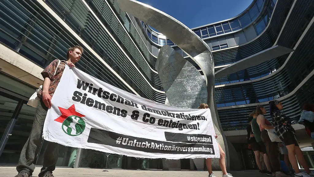 Klimaschuetzer-protestieren-vor-der-Siemens-Zentrale