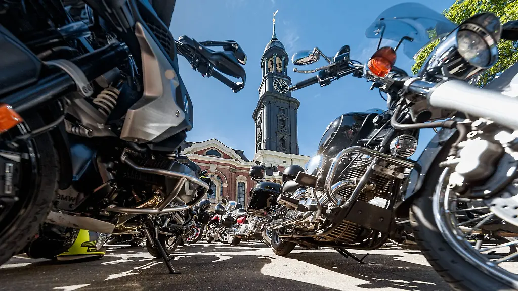 Motorraeder-parken-vor-der-Kirche