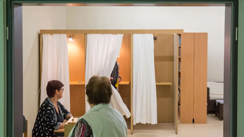 Einwohner-geben-am-05-06-2016-in-Schmiedefeld-am-Rennsteig-Thueringen-bei-der-Kommunalwahl-in-Thueringen-ihre-Stimmen-ab