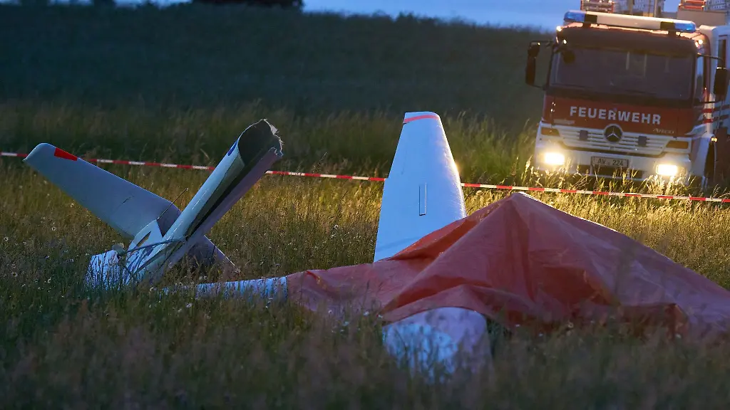 Ein-Feuerwehrwagen-steht-neben-dem-abgestuerzten-Segelflugzeug