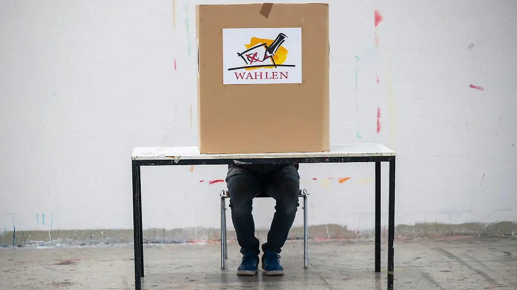 Ein-Wahlberechtigter-sitzt-im-Wahllokal