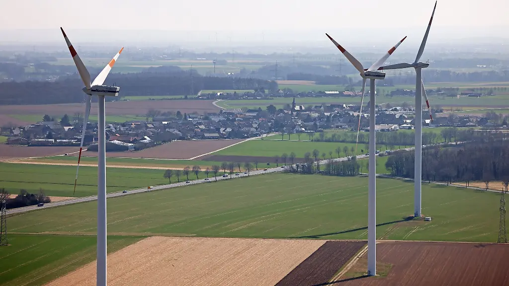 Windraeder-des-Landesverbandes-Erneuerbare-Energien-NRW-drehen-sich-im-Windpark-Heinsberg-Straeten