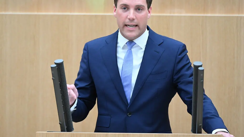 Manuel-Hagel-CDU-Fraktionsvorsitzender-im-Landtag-von-Baden-Wuerttemberg-spricht