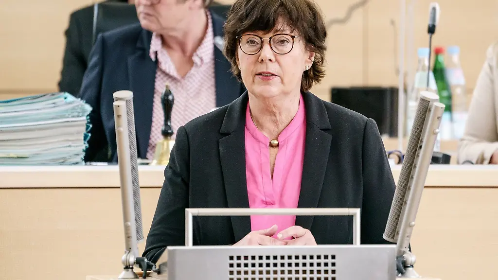 Sabine-Suetterlin-Waack-CDU-Innenministerin-von-Schleswig-Holstein-spricht-waehrend-einer-Sitzung