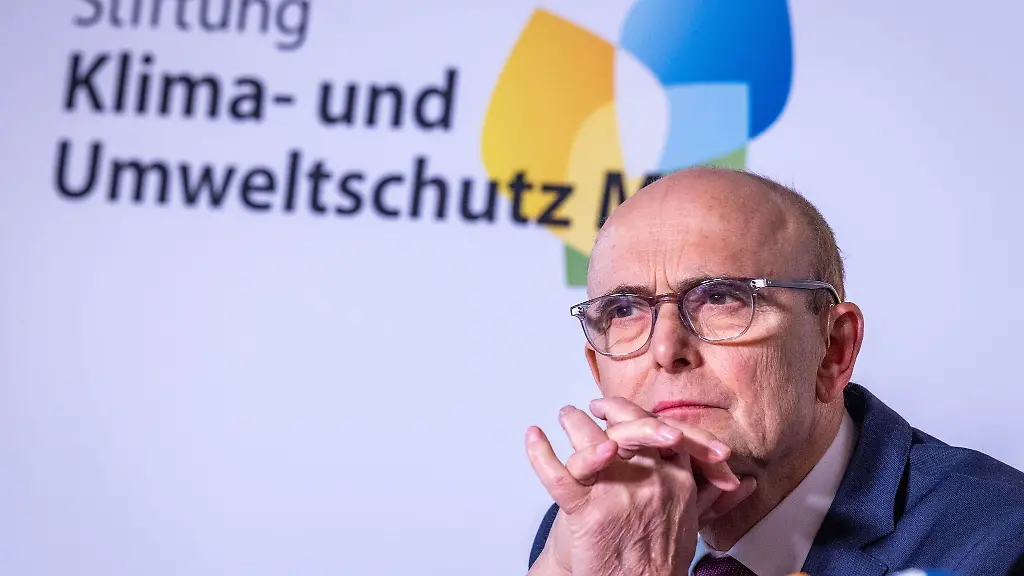 Vorstandsvorsitzender-Erwin-Sellering-bei-einer-Pressekonferenz