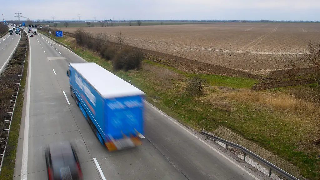 Der-Strassenverkehr-faehrt-auf-der-A14-an-einem-Feld-vorbei-das-fuer-den-Bau-des-Intel-Gelaendes-vorgesehen-wird