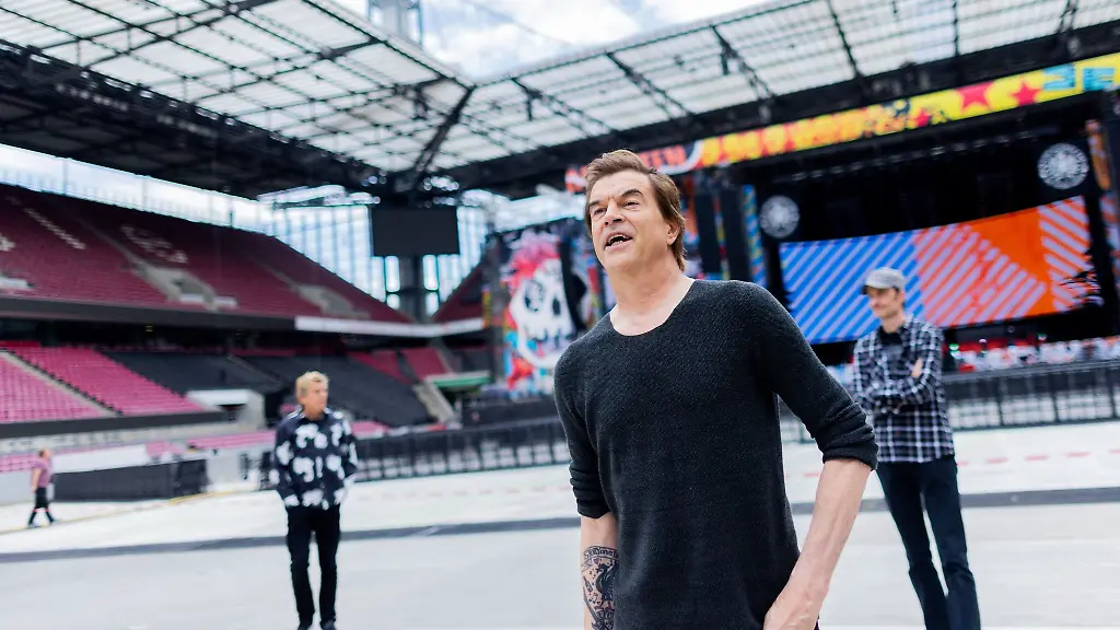 Campino-buergerlich-Andreas-Frege-Saenger-der-Punkband-Die-Toten-Hosen-vor-der-Buehne-im-RheinEnergieStadion