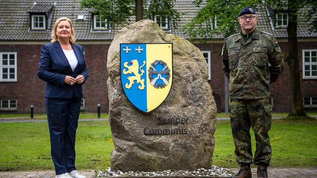 Eva-Hoegl-wird-von-Kommandeur-Oberstleutnant-Helge-Gerken-am-Objektschutzregiment-der-Luftwaffe-Friesland-empfangen