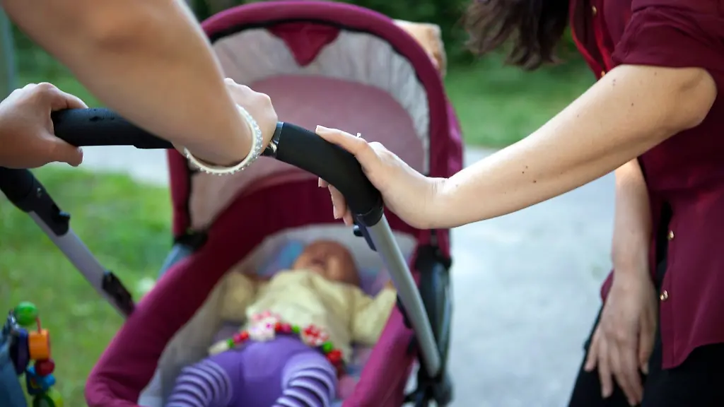 Seit-die-Freundin-Mutter-ist-fuehlt-sich-ihre-kinderlose-Vertraute-wie-das-fuenfte-Rad-am-Kinder-Wagen