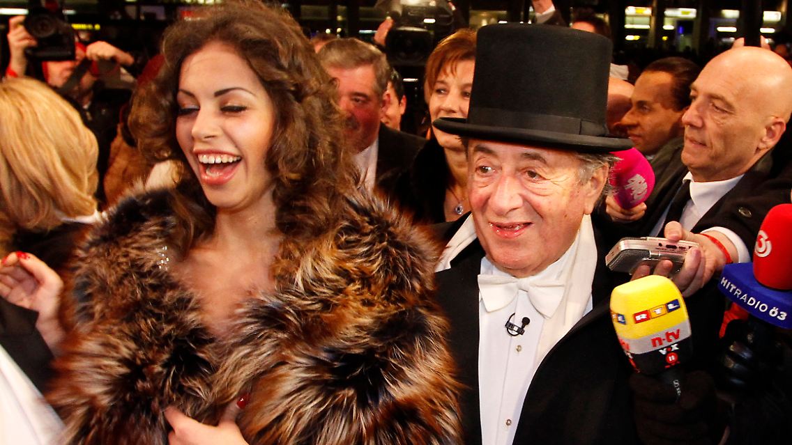 Stahl dem Wiener Opernball mal wieder die Schau: "Mörtel" Lugner mit Logengast Ruby.