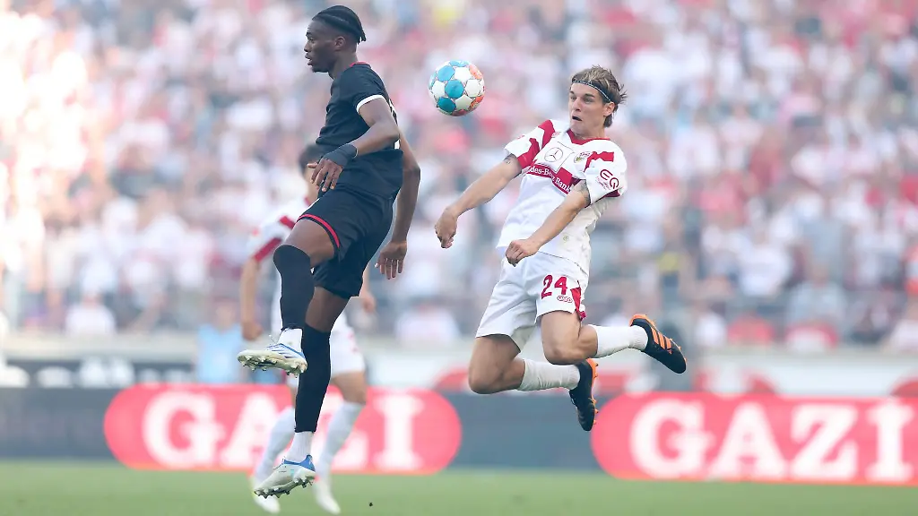 Stuttgarts-Borna-Sosa-r-im-Duell-mit-Koelns-Kingsley-Ehizibue