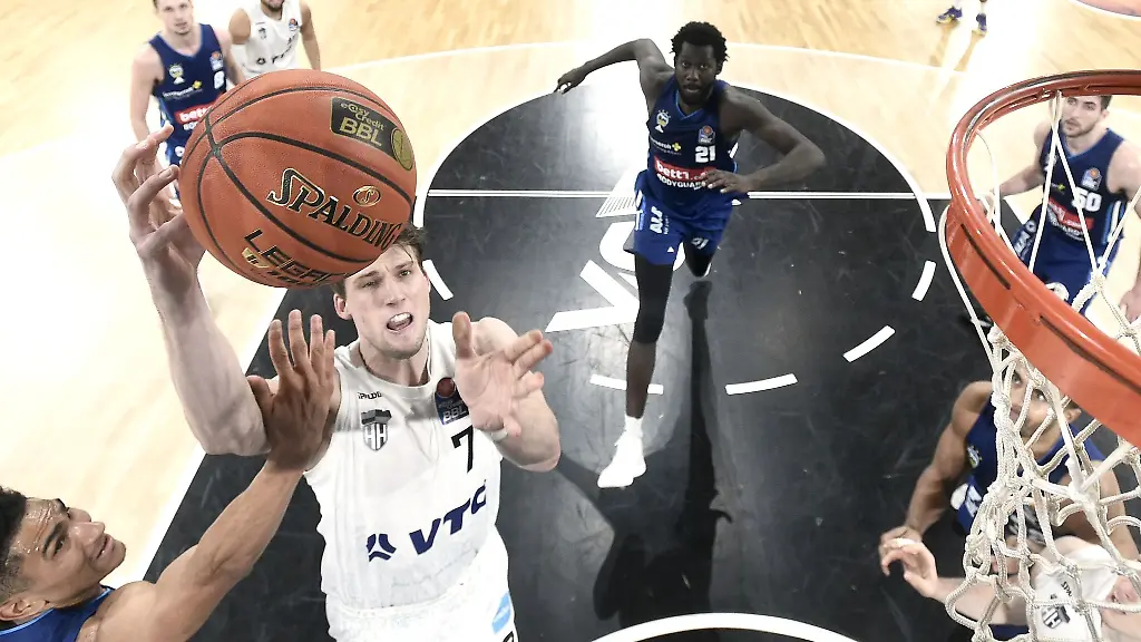 Hamburgs-Lukas-Meisner-springt-zum-Korb