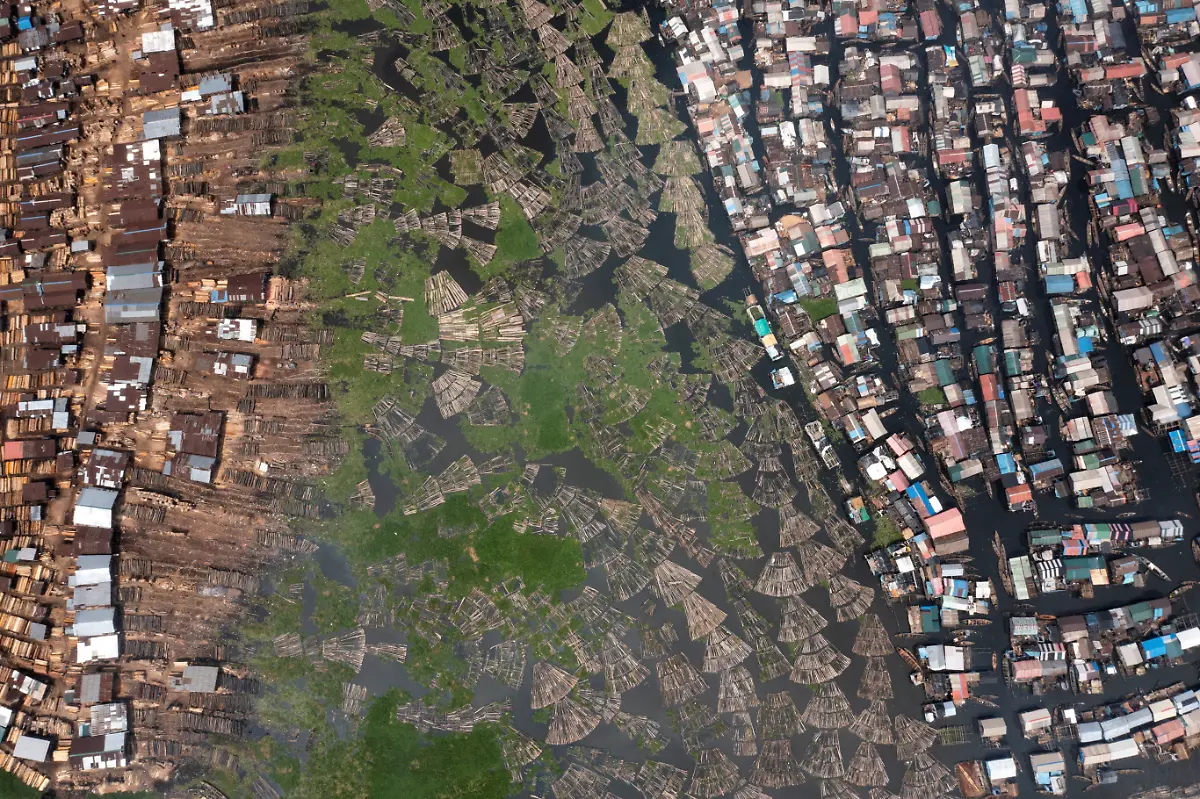 Flo-sse-aus-Baumsta-mmen-in-Lagos