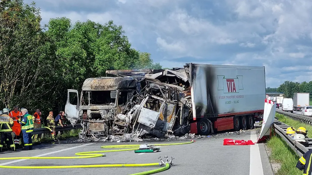 Zwei-schwer-beschaedigte-Lastwagen-stehen-nach-einem-schweren-Unfall-mit-anschliessendem-Brand-auf-der-Autobahn-3