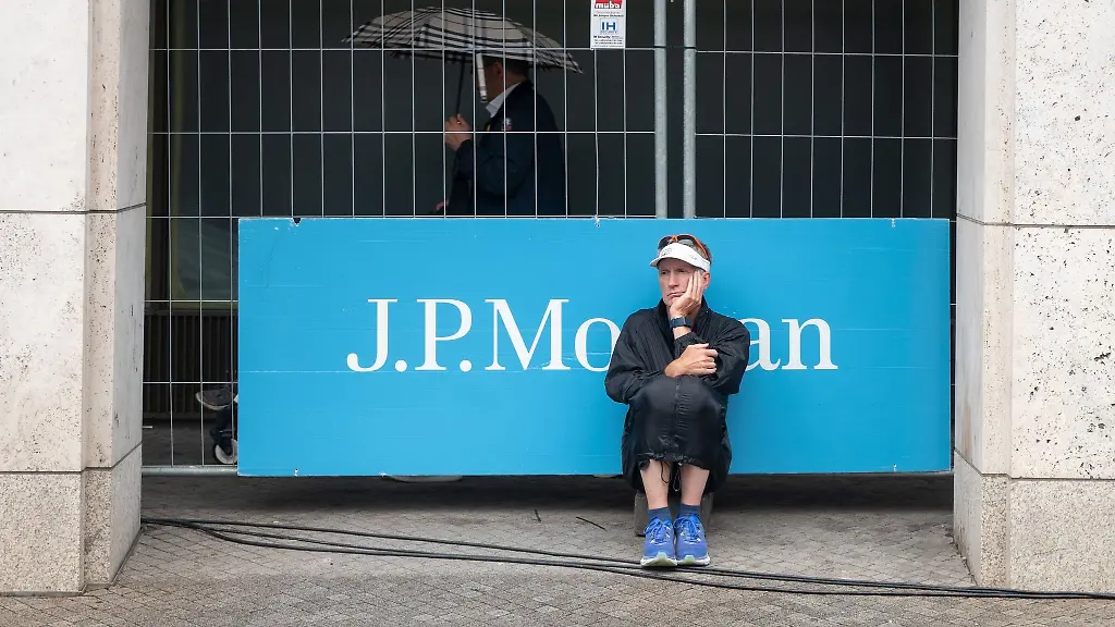 Laeufer-Michael-sitzt-vor-dem-Beginn-des-Firmenlaufs-J-P-Morgan-Corporate-Challenge-am-Start-damit-er-in-der-ersten-Reihe-laufen-kann