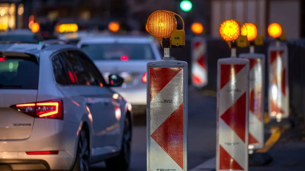 Autos-stehen-an-einer-Baustelle-im-Stau