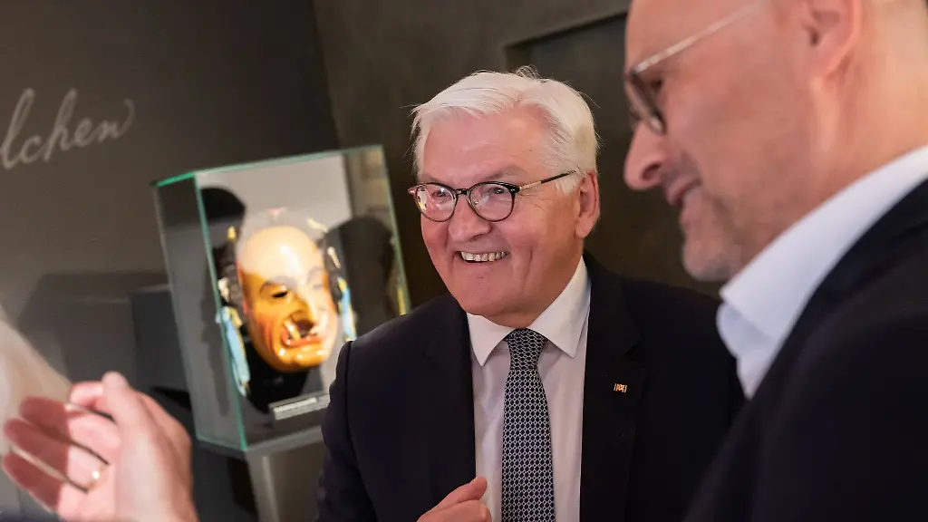 Bundespraesident-Frank-Walter-Steinmeier-l-spricht-mit-Narrenmeister-Christoph-Bechtold-in-Rottweil