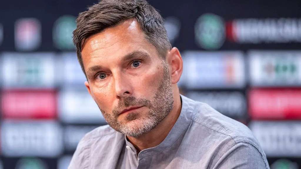 Hannovers-neuer-Trainer-Stefan-Leitl-nimmt-an-einer-Pressekonferenz-teil