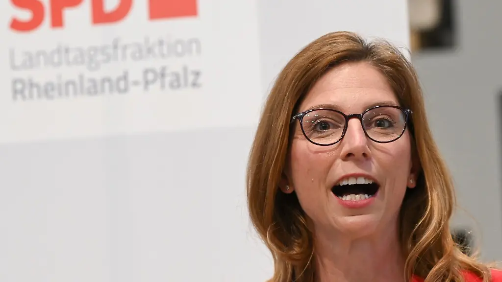 Die-SPD-Fraktionsvorsitzende-im-Landtag-von-Rheinland-Pfalz-Sabine-Baetzing-Lichtenthaeler-spricht-in-Mainz