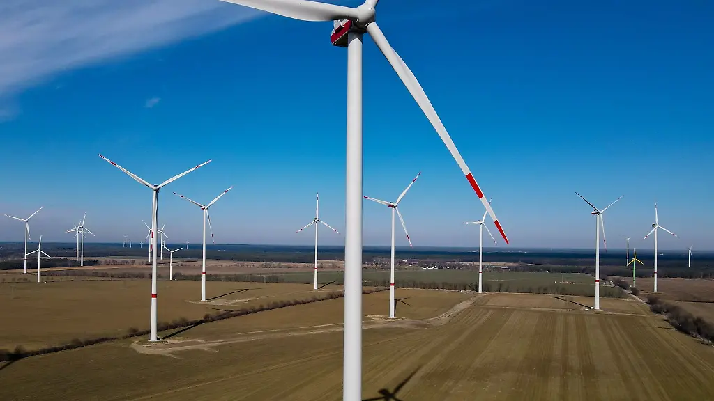 Windraeder-drehen-sich-in-einem-Windpark