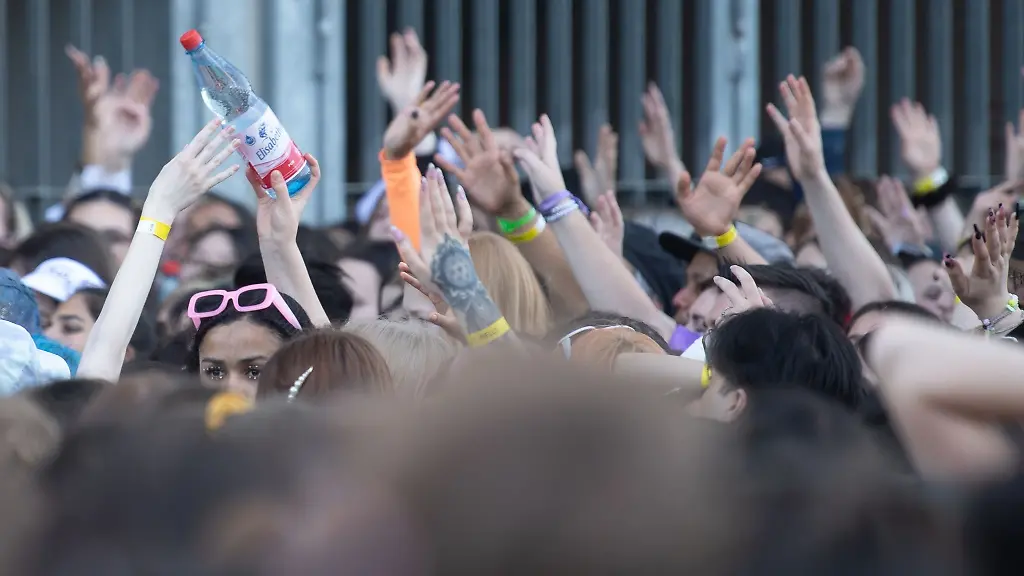 Besucherinnen-und-Besucher-reichen-waehrend-des-Festivals-KPOP-FLEX-Wasserflaschen-weiter