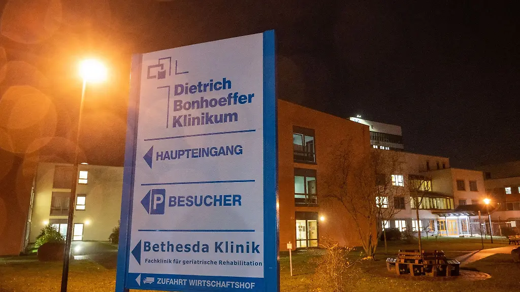 Hinweisschild-vor-dem-Dietrich-Bonhoeffer-Klinikum-in-Neubrandenburg