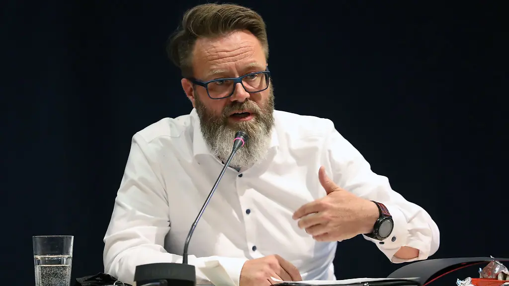 Claus-Ruhe-Madsen-parteilos-Oberbuergermeister-spricht-auf-der-Buergerschaftssitzung