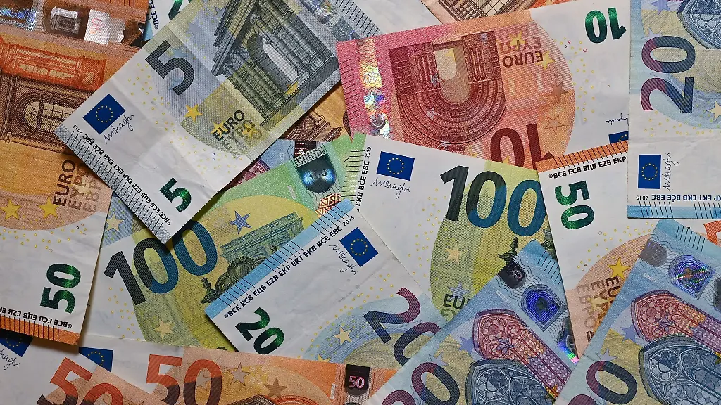 Eurobanknoten-liegen-auf-einem-Tisch
