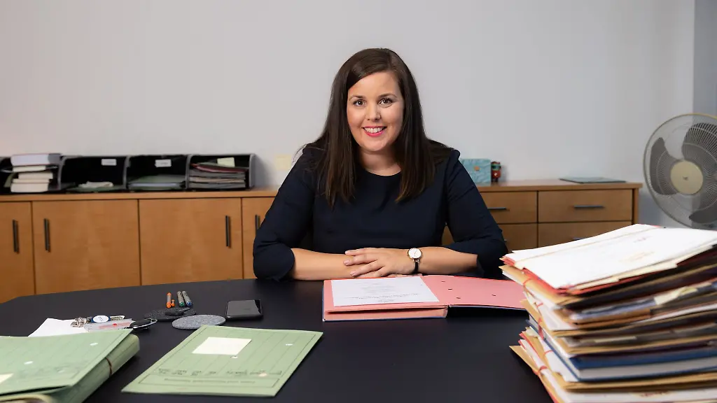 Hamburgs-Senatorin-fuer-Justiz-und-Verbraucherschutz-Anna-Gallina-Buendnis-90-Die-Gruenen-in-ihrem-Buero