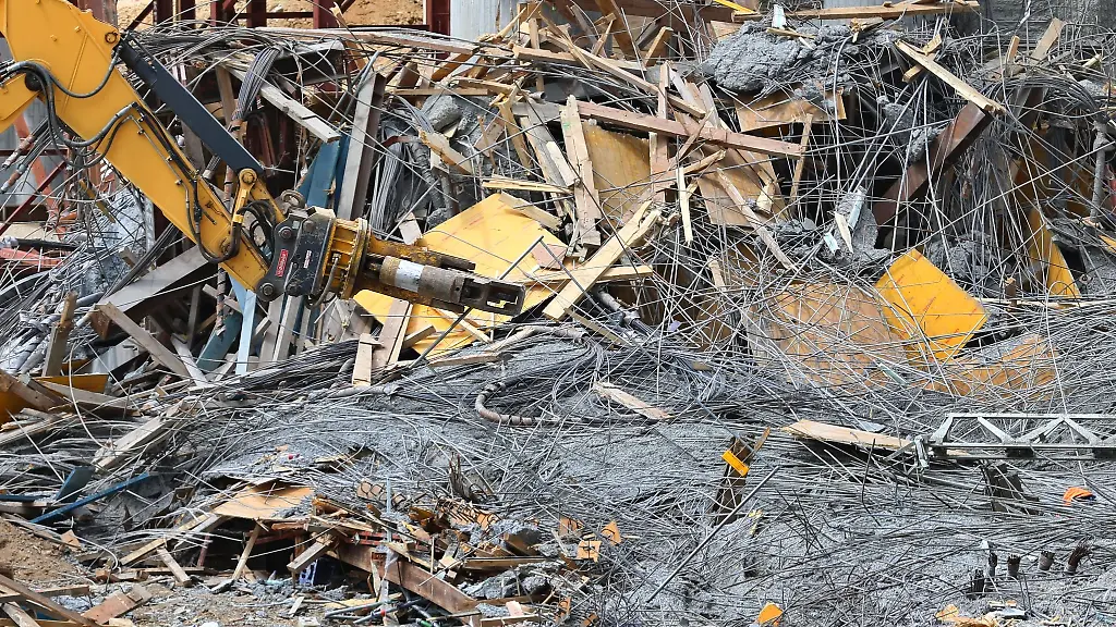 Bagger-ziehen-an-der-eingestuerzten-Talbruecke-Schraudenbach-an-der-A7-herabgestuerzte-Teile-auseinander