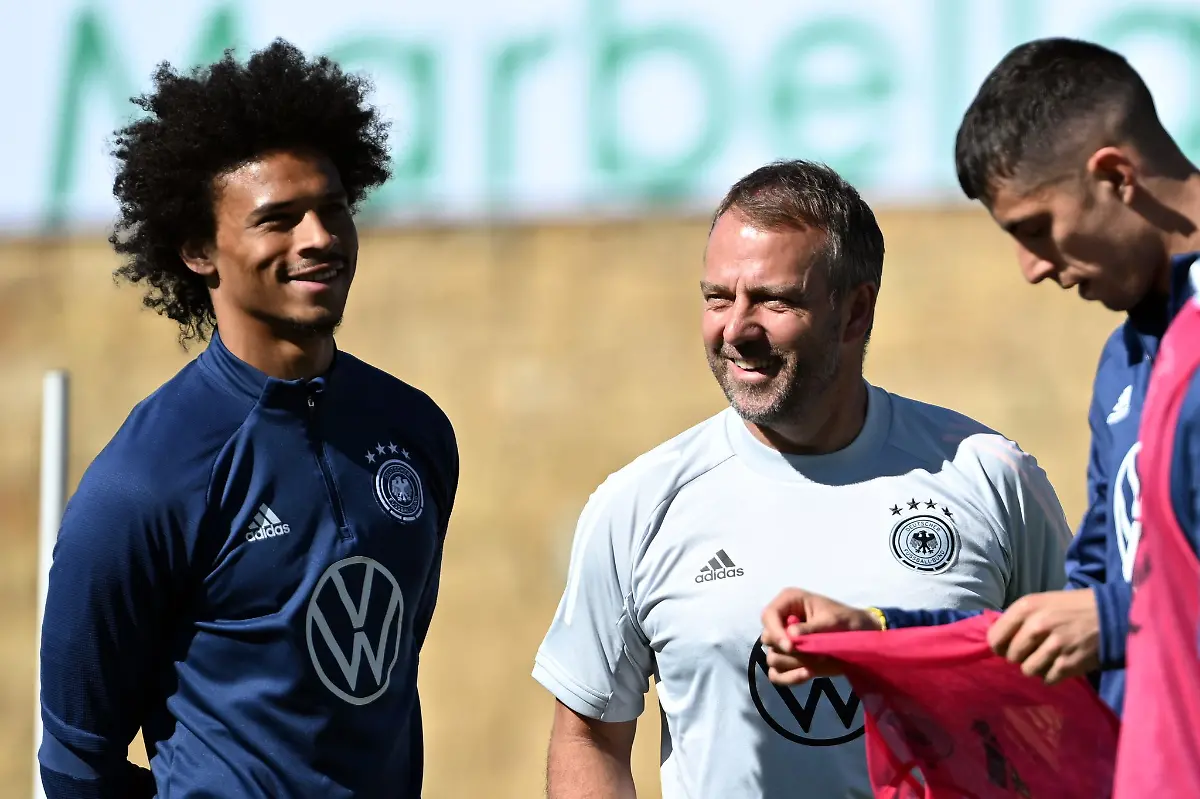Bundestrainer-Hansi-Flick-r-spricht-mit-Leroy-Sane-waehrend-des-Trainings